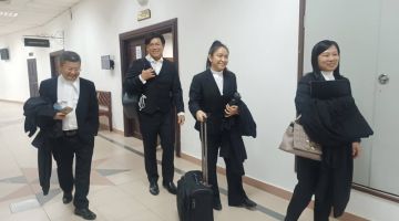 Tan (kiri), Yong (dua kiri) dan pasukan peguam mereka dilihat keluar dari bilik mahkamah selepas tamat prosiding hari ini.