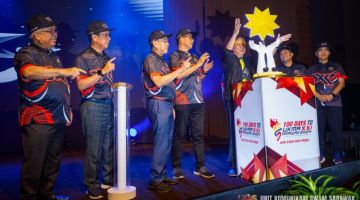 Abang Johari (lima kiri) memasukkan ikonik bintang di podium khas sebagai simbolik perasmian 'Our Star Our Pride' 100 Hari Menjelang SUKMA XXI di Hotel Pullman, Kuching hari ini. - Gambar UKAS