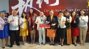 PAMERAN: Christina (lima kanan) merakamkan kenangan bersama tetamu jemputan dan artis yang terlibat dengan Pameran Seni China-Sabah.