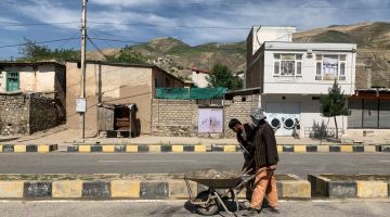 Pekerja Majlis Perbandaran membersihkan sisa bom yang meletup bersebelahan konvoi keselamatan di bandar Faizabad, wilayah Badakhshan kelmarin. — Gambar AFP