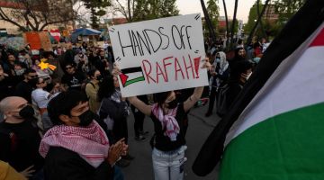 Penunjuk perasaan yang membantah rancangan rejim Israel untuk menyerang Rafah berhimpun berdekatan kawasan perkhemahan pro-Palestin di luar California State University di Los Angeles pada Selasa lepas. — Gambar AFP