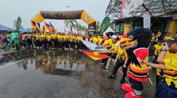 Hii dan Nyurak (kanan) melepaskan 500 peserta larian baton SUKMA Sarawak 2024.