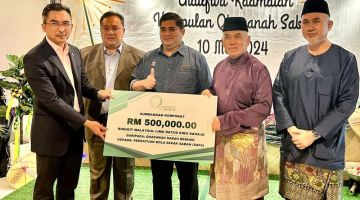 SERAH: Yusof (kanan) menyampaikan replika cek RM500,000 kepada Mohd Joh.