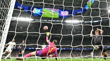 Neuer sedaya upaya menjaga gawangnya dari dibolosi pada perlawanan separuh akhir kedua Liga Juara-Juara di antara Real Madrid dan Bayern Munich pada 8 Mei lalu. — Gambar AFP