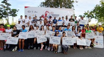 Gambar para pemenang bersama kenamaan yang hadir untuk memeriahkan acara Maraton HSL Samarahan.