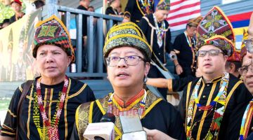 SIDANG MEDIA: Ewon berkata sesuatu kepada pemberita ketika ditemui selepas mengadakan lawatan ke rumah-rumah tradisi yang dibuka kepada orang ramai sempena sambutan Pesta Kaamatan UPKO 2024 di Kuala Penyu.