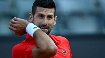 Djokovic beraksi menentang Moutet pada perlawanan tersebut. — Gambar AFP