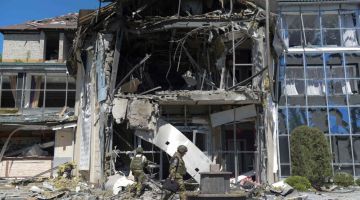 Anggota tentera menyiasat lokasi bangunan yang diserang di Donetsk, baru-baru ini, di tengah-tengah konflik Rusia-Ukraine. Satu serangan misil minggu lalu menyasarkan restoran di Donetsk, timur Ukraine, mengorbankan tiga orang manakala lapan orang cedera. — Gambar AFP