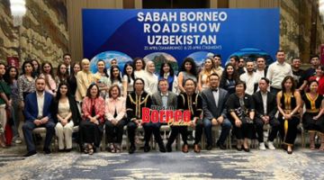 KENANGAN: Rombongan STB merakamkan kenangan bersama pihak Batik Air dan Fun Holiday sempena jelajah Sabah Borneo di Uzbekistan.