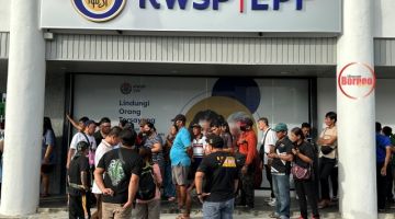 Orang ramai memenuhi pekarangan pejabat KWSP Cawangan Sibu hari ini untuk urusan mendaftar Akaun 3 atau Akaun Fleksibel.