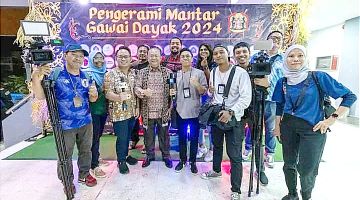 Nanta (depan, empat kiri) bersama pengamal media dari Semenanjung Malaysia, Sibu dan Kuching ketika mengadakan kunjungan ke Kapit.