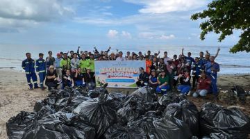 Warga kerja OM Materials, BDA dan warga setempat mengambil bahagian dalam aktiviti membersihkan kawasan Pantai Kuala Nyalau, Bintulu semalam.
