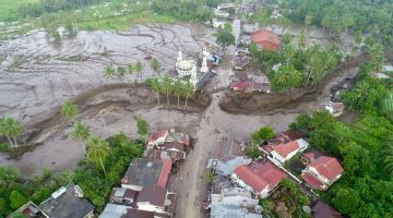 Gambar yang dirakam dari udara serahan BNPB kelmarin menunjukkan kawasan yang musnah akibat banjir kilat dan lahar sejuk dari Gunung Merapi yang menjejaskan Tanah Datar di Sumatera Barat. - Gambar AFP
