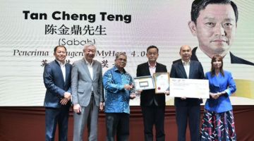 CEMERLANG: Tan ketika menerima Anugerah MyHero Award 4.0.