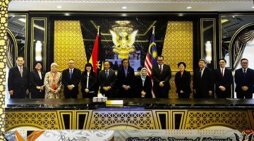 Kunjungan hormat delegasi AZAM Sarawak ke Pejabat Premier April lalu.
