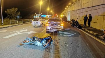 Keadaan di lokasi kemalangan jalan raya antara penunggang motosikal dan kereta di Batu 10 Jalan Kuching-Serian pada Selasa.