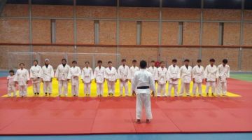 Atlet judo sedang bersedia untuk memulakan sesi latihan di Sibu Jaya.