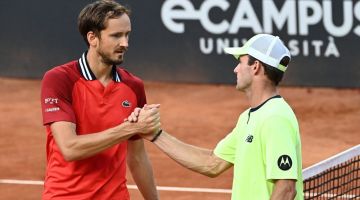 Medvedev (kiri) berjabat tangan dengan Paul selepas tamat perlawanan di antara mereka berdua pada perlawanan tenis perseorangan lelaki di Terbuka Rom. — Gambar AFP