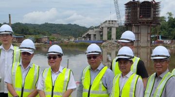 Uggah (tiga kiri) bersama Dr Rundi serta yang lain semasa mengadakan lawatan kerja ke tapak pembinaan Jambatan Sebauh di Pekan Sebauh hari ini.