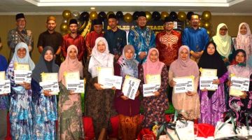 Guru-guru KAFA menerima Anugerah Perkhidmatan Setia bersama Malsiron, Dzulhadzri, Mahdi (lima dan enam kiri belakang) dan tetamu lain.