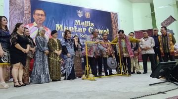 Dr Rundi memukul gong sebanyak tujuh kali simbolik perasmian Majlis Mantar Gawai Dayak Daerah Sebauh 2024 di Bintulu, malam Jumaat.