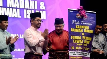 Awang Tengah (tiga kiri) merasmikan majlis siaran langsung Forum Perdana Ehwal Islam dan Karnival Rahmah MADANI di Lawas, malam Jumaat.