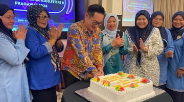 Tiang (tiga kiri) memotong kek sebagai simbolik perasmian Sambutan Hari Pendidik dan Majlis Ramah Mesra Aidilfitri dan Pra-Gawai KEMAS 2024 sambil diperhatikan yang lain.