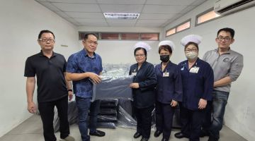 Lee (dua kiri) menyerahkan sumbangan bantal kepada Kandong (empat kanan) di Hospital Sibu hari ini.