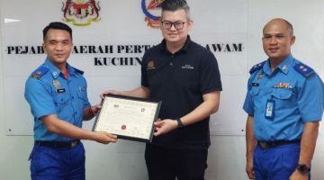 Dr Yii menerima watikah pelantikan sebagai Penolong Pesuruhjaya Kehormat APM daripada Pegawai Pertahanan Awam Daerah Mejar (PA) Wan Khairul Zakwan Wan Tajudden di Pejabat Daerah Pertahanan Awam Kuching pada Jumaat lepas.