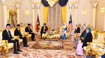 Tun Wan Junaidi serta isteri, Toh Puan Fauziah Mohd Sanusi menerima kunjungan hormat daripada LAKMNS hari ini. - Gambar Penerangan