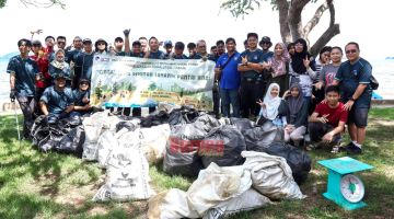 HASIL: Peserta program mengumpulkan sampah yang dikutip daripada Pantai Tanjung Lipat Likas yang kemudian ditimbang untuk direkodkan.