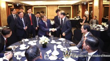 Abang Johari disambut setibanya untuk menghadiri taklimat cadangan oleh Samsung E & A Corporation, di Seoul, Korea Selatan. - Gambar Pejabat Premier Sarawak