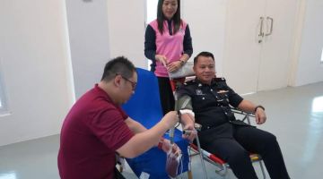 Liong menderma darah pada program itu ditemani isterinya Jurawati, baru-baru ini.