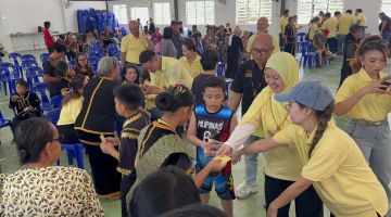 MESRA: Rombongan Food Aid Foundation disambut mesra oleh warga FAS dan Persatuan San Chuan Sabah.