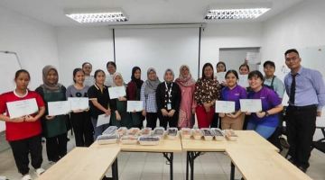 Sapiah (sembilan kiri) merakamkan kenangan bersama para peserta Kursus Pembuatan Roti Bun dan Pastri di Sarawak Skills Sri Aman pada Selasa lalu.
