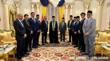Tun Wan Junaidi mengenakan jubah pemberian Salem (lima kiri) semasa kunjungan hormat di Astana Negeri. - Gambar UKAS