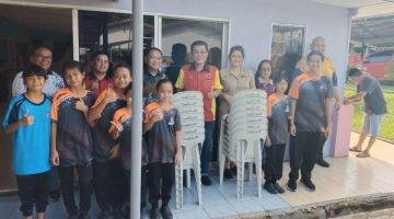 Jerenang (belakang, empat kiri) menyampaikan sumbangan kerusi plastik kepada warga SK Assun, Lubok Lemba Ulu Sarikei.