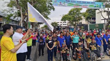  Yii melepaskan para peserta aktiviti berjalan kaki di Jalan North Yu Seng sempena Hari Tanpa Kereta di Miri, hari ini.