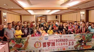 Ting (duduk tengah) bersama ahli jawatankuasa dan tetamu bergambar pada majlis makan malam Taste Of Borneo 3.0 pada Jumaat. 