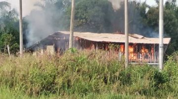 MUSNAH: Rumah mangsa yang melecur musnah terbakar dalam kejadian itu.