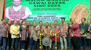 Nanta (sembilan kiri) sambil disaksikan kenamaan lain memukul gong sebagai simbolik merasmikan Malam Mantar Gawai Dayak Sibu 2024 pada malam Sabtu.