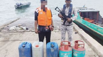 RAMPAS: Suspek dan semua barang rampasan dibawa ke Jeti Zon Maritim Tawau untuk tindakan lanjut.