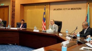 MESYUARAT: Hajiji mempengerusikan mesyuarat pasca kabinet Jabatan Ketua Menteri di Menara Kinabalu.
