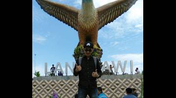BURUNG HELANG: Replika burung helang menjadi tarikan pengunjung ke Pulau Langkawi.