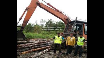 RAMPAS: Rampasan kayu balak hasil pemeriksaan oleh pegawai dan anggota PPM W5 Sarawak di dua lokasi dekat Jalan Sungai Petai, Sarikei kelmarin.keseluruhan rampasan adalah RM304,000.