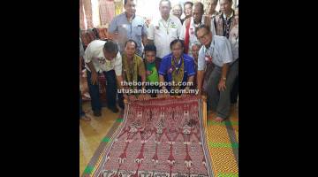 ‘NGILING BIDAI’: Jamit (empat kiri) mengetuai upacara ‘Ngiling Bidai’ Gawai Dayak 2017 di Rumah Richard Unggat.