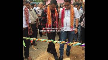 SIMBOLIK: Dr Rayong bersama Robertus memijak telur dan ‘piring’ sebagai simbolik alu-aluan sebelum dibenarkan naik ke Balai Temenggung Simpe sambil diperhatian Kepala Desa Seriang Franciskus (kiri), Gerang (dua kiri), Anthony Banyan (empat kiri) serta mereka yang lain di Desa Seriang, Badau semalam.