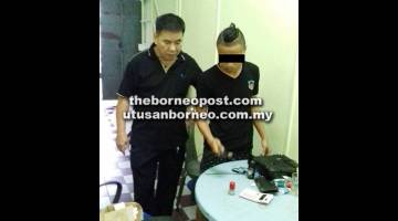 SIASAT: Polis ketika menjalankan operasi banteras perjudian di Sarawak.