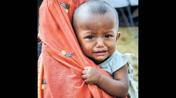 DERITA: Bayi kecil yang juga merupakan pelarian Rohingnya turut bergelut dalam keadaan serba kekurangan di Kem Pelarian Rohingnya Kem Balukhali dekat Cox’s Bazar, semalam. — Gambar Bernama