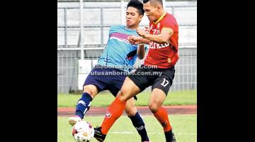 SENGIT: Paul (kanan) berjaya melepaskan tendangan padu walaupun dicabar pertahanan Gedong Gators Kuching FC.